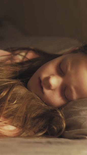 Video Vertikal Anak Tidur Ibu Peduli Istirahat Malam Wanita Meliputi — Stok Video