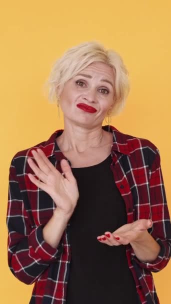 Pionowe Wideo Oklaskująca Kobieta Fałszywe Gratulacje Sarkastyczne Emocje Sceptyczna Kobieta — Wideo stockowe