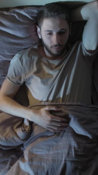Dikey Video Uykusuz Bir Gece Uykusuzluk Sorunu Yorgunluk Bozukluğu Bunalımlı — Stok video