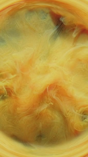 Vertikal Video Rökcirkeln Färgvatten Vätska Virvlar Påfyllningsvirvel Ljusgul Orange Färg — Stockvideo