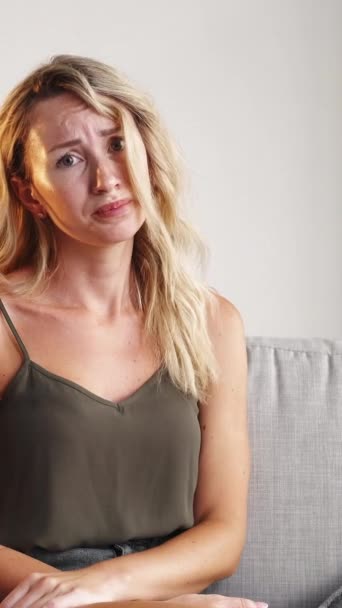 Video Vertikal Situasi Yang Menjengkelkan Wanita Yang Menyesal Tatapan Kecewa — Stok Video