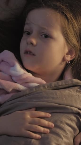 Вертикальное Видео Детский Страх Перед Кроватями Ночной Ужас Испуганная Испуганная — стоковое видео