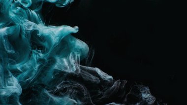 Mürekkep suyu. Yüzen sis. Akrilik boya sıçraması. Siyah soyut sanat arka planında fotokopi alanı ile parlayan mavi renkli sis dalgası.