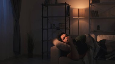 Huzursuz bir gece. Uykusuzluk sorunu. Zihinsel aşırı yüklenme. Üzgün, düşünceli, düşünceli bir adam geç saatlere kadar kanepede uzanıyor..