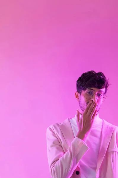 Stydlivej Chlap Dělá Gesta Romantický Flirt Růžová Barva Neon Světlo — Stock fotografie
