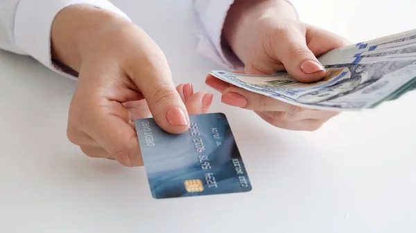銀行の金だ 財務口座だ 現金のない支払い クレジットカードを保持するビジネス女性の手の閉鎖ホワイトスペースの背景に米ドル紙幣 — ストック写真