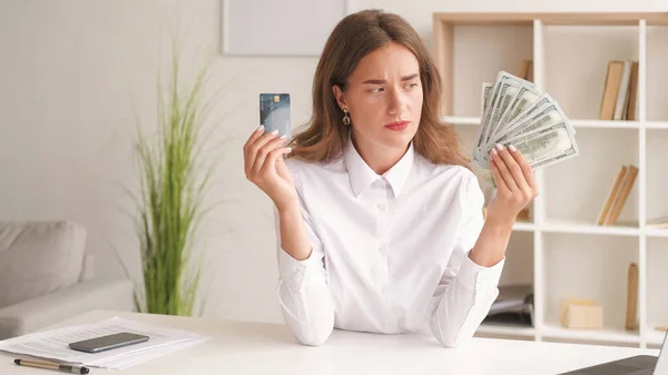 온라인 여자를 중상하는 사무실에 책상에 카드와 신용카드 사이에서 선택하는 매혹적 — 스톡 사진