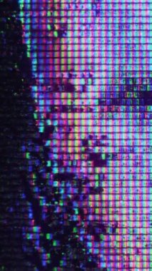 Dikey video. Dijital işaret fişeği. Neon arızası. Bilim kurgu teknolojisi. Floresan mor mavi renk piksel sıvı kristal koyu siyah soyut sanat arka planında yayılıyor.