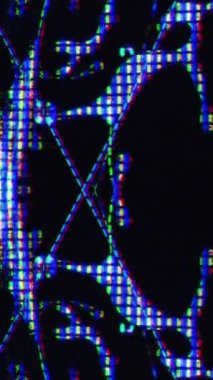 Dikey video. Dijital sanat. Arıza lambası. Bilim kurgu teknolojisi. Flüoresan mavi pembe renk, koyu siyah soyut arkaplan üzerinde parlayan piksel doku hareketi.