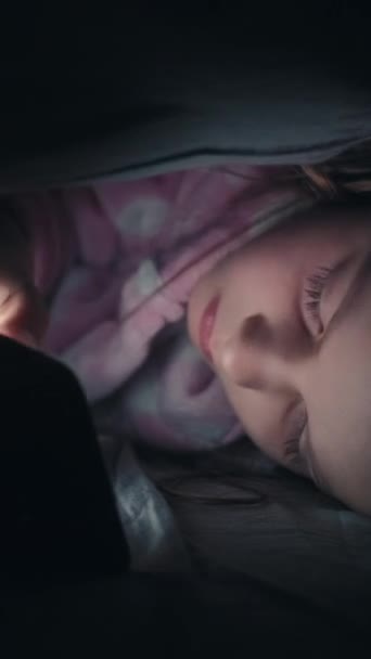 Вертикальное Видео Телефон Ночь Бессонный Ребенок Ночь Онлайн Любопытная Маленькая — стоковое видео