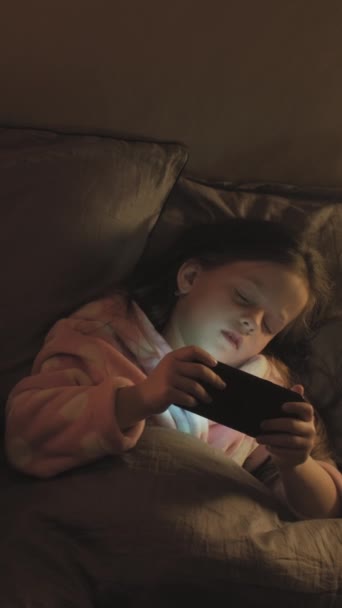 Pionowe Wideo Film Dobranoc Nocny Gadżet Bezsenne Dziecko Zmęczona Dziewczynka — Wideo stockowe