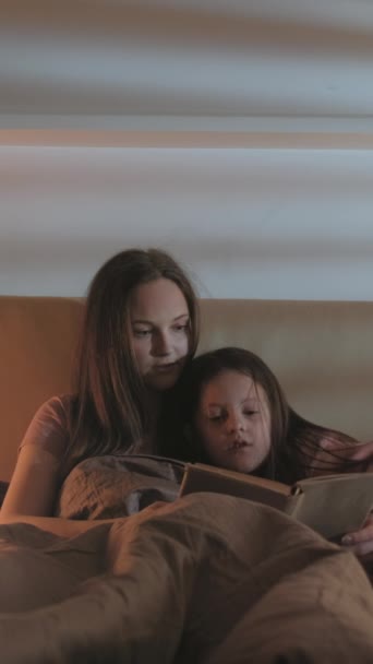 Vídeo Vertical História Para Dormir Leitura Familiar Lazer Casa Mãe — Vídeo de Stock