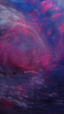 Dikey video. Renk dumanı. Suyu boya. Fantezi gökyüzü. Mavi pembe simli partiküller bulutlu girdaplı hareketler yaratıcı soyut sanat arka planı.