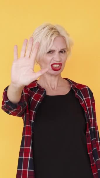 垂直录像 停止手势 抗议的女人没门儿怒气冲冲的中年妇女摆出违禁手势 摆出黄色的样子 — 图库视频影像