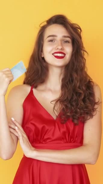 Video Vertical Cumpărături Online Femeie Încrezătoare Expresia Memei Fericit Coquettish — Videoclip de stoc