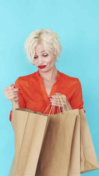 Vertikales Video Schlechtes Einkaufen Unzufriedene Frau Enttäuschter Kauf Verwirrte Dame — Stockvideo