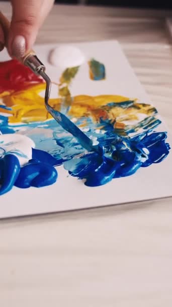 Dikey Video Sanat Süreci Kadın Ressam Resim Okulunda Resim Odası — Stok video