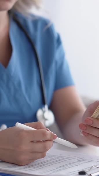 Κάθετο Βίντεο Χρεώσεις Υγείας Ιατρικός Λογαριασμός Έξοδα Κλινικής Αναγνωρίσιμη Γυναίκα — Αρχείο Βίντεο