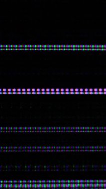 Dikey video. Bilgisayar hatası. Dijital objeler. Sistem bozulması. Pembe mavi renk parlayan tahıl deseni çizgileri koyu siyah soyut arkaplan üzerinde titreşir.