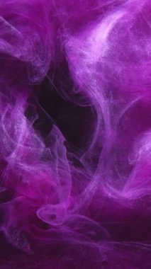 Dikey video. Renk sisi. Mürekkep suyu. Sihir. Yaratıcı çıkış. Neon pembe parlak parlak parlak parçacıklar karanlık soyut sanat arka planında duman bulutu hareketi.