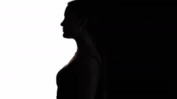 Kvinde Silhuet Kropsskygge Mørk Side Profilportræt Selvsikker Uafhængig Kvindelig Ansigt – Stock-video