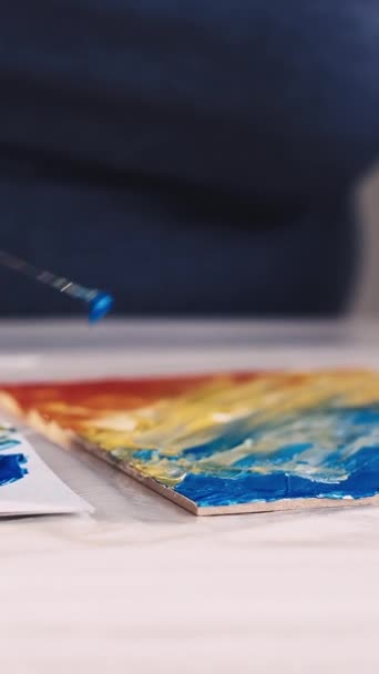 Vídeo Vertical Estudio Arte Estudiante Creación Obras Mujer Irreconocible Pintura — Vídeo de stock