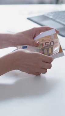 Dikey video. İş ahlaksızlığı. Yasadışı anlaşma. Gizli ödeme. Tanınmayan kadın para sayıyor Euro banknotları rüşvet parası hazırlıyor.