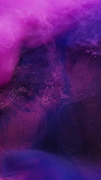 垂直录像 霓虹雾 神奇的迷雾过渡效果 明亮的洋红 紫紫色蒸气云流动的抽象背景 — 图库视频影像