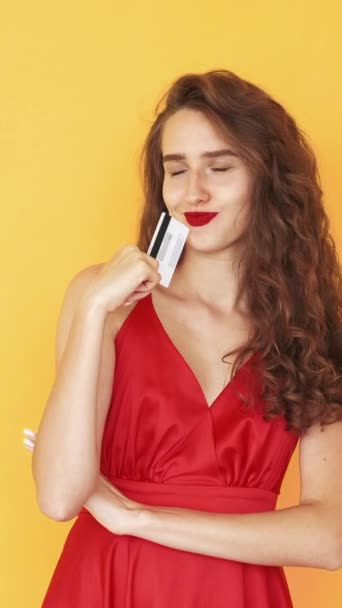 垂直ビデオ オンライン決済 俺の女 満足した表情 幸せな女性保持クレジットカード見て好奇心ポルノの黄色ループ — ストック動画