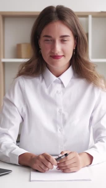 Vertikální Video Kancelář Elegantní Žena Stylový Pohled Usmívající Dáma Bílé — Stock video