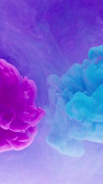 垂直ビデオ 色のスプラッシュ 水を塗れ インクを落とせ オープン移行 明るいピンクブルーの蒸気雲ミックス動きOnミストテクスチャ アブストラクトアートバックショットOn Red — ストック動画