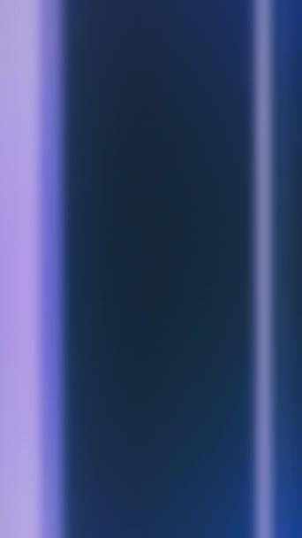 垂直ビデオ 光を遮断した 縞模様が光る ボケビームの輝き ブラーパープルブルーカラーフレアライン点滅する動き未来的な抽象的な背景 — ストック動画