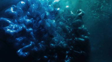 Sıvı damlası. Suyu boya. Patlama dumanı. Mavi yeşil renkli duman bulutu parıltı toz parçacıkları sıçratır koyu soyut sanat arkaplanı deseni.