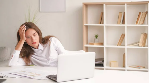 Conferência Online Mulher Aborrecida Trabalho Escritório Cansado Senhora Olhando Laptop — Fotografia de Stock