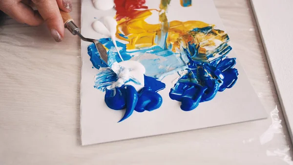 艺术工作室 女艺术家 创意过程 难以辨认的女人在画布上涂上颜料 用水枪画成图画 — 图库照片