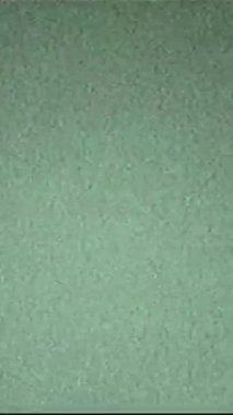 Dikey video. Retro film arızası. Eski bir televizyon paraziti. Gerçek analog statik tahıl dokusu bozulması hareket geçiş etkisi.