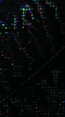 Dikey video. Parlayan sıvı. Ekran arızası. LCD hasarı. Mavi pembe renk sıvı kristal akış hareketi koyu siyah soyut sanat arka planı.