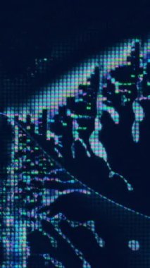 Dikey video. Dijital sıvı. Arıza bozulması. Açığa çıkarma etkisi. Yanardöner mavi turuncu renk parlak sıvı kristal damlalar koyu hasarlı soyut arkaplan üzerinde.