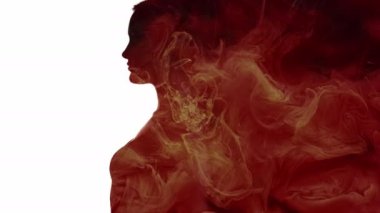 Alevli kadın. Tutku enerjisi. Ateş Tanrıçası. Çift pozlama kırmızı turuncu duman bulutu profil kadın silueti hava öpücüğü üfleme beyaz serbest alan üzerinde el sallayarak.
