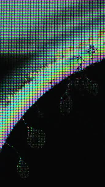垂直录像 Pixel发光 数字故障 深黑艺术抽象自由空间背景下的蓝色粉红黄光液晶脉动节律运动 — 图库视频影像