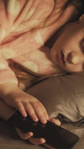 Вертикальное Видео Усталый Ребенок Заботится Матери Пора Спать Женщина Забирает — стоковое видео