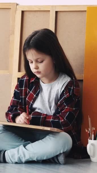 Pionowe Wideo Sztuka Malowanie Dzieci Narzędzia Artystyczne Dziewczyna Rysunek Kolorowych — Wideo stockowe