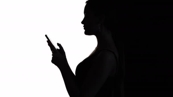 Mobil Snak Sociale Medier Online Kommunikation Profil Kvinde Silhuet Ved – Stock-video
