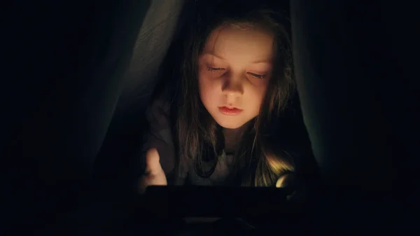 Lit Enfant Sans Sommeil Insomnie Sur Internet Fatigué Petite Fille — Photo