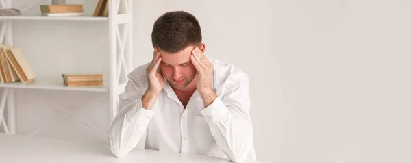 Trabajo Agotador Hombre Que Sufre Dolor Cabeza Frustración Sensación Mal —  Fotos de Stock
