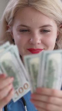 Dikey video. Tıbbi yozlaşma. Sağlık sigortası kârı. Tatmin olmuş sinsi açgözlü kadın doktor. Nakit para sayıyor. Rüşvet veriyor..