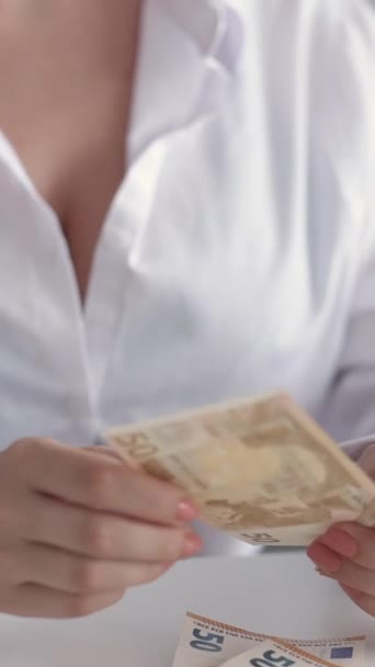 Verticale Video Geldverduistering Financieel Bedrog Oplichtingswinst Onherkenbare Stiekeme Vrouw Die — Stockvideo