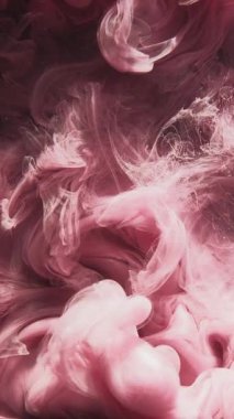Dikey video. Renk dumanı. Boya sıçraması. Mürekkep suyu. Sihirli peçe. Pembe parıldayan parçacıklar buhar hareketi soyut sanat açıcı arkaplan.