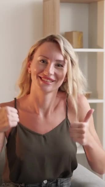 Κάθετο Βίντεο Πολλά Μου Αρέσουν Χειριστική Γυναίκα Εγκρίνω Χαρά Ευτυχισμένη — Αρχείο Βίντεο