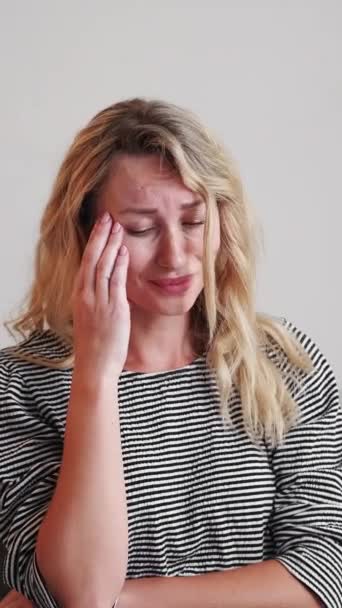 Вертикальне Відео Неспокійна Ситуація Сумна Жінка Жалюгідні Почуття Дама Плаче — стокове відео